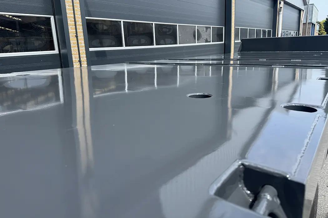 Auto MUD in bedrijfskleuren gespoten