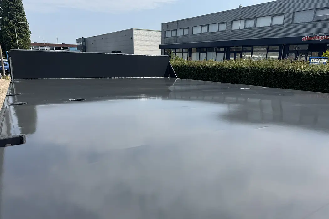 Auto MUD in bedrijfskleuren gespoten